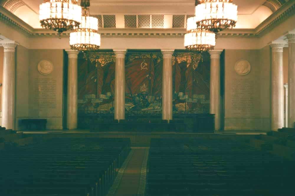 Сцена неизвестного дворца.